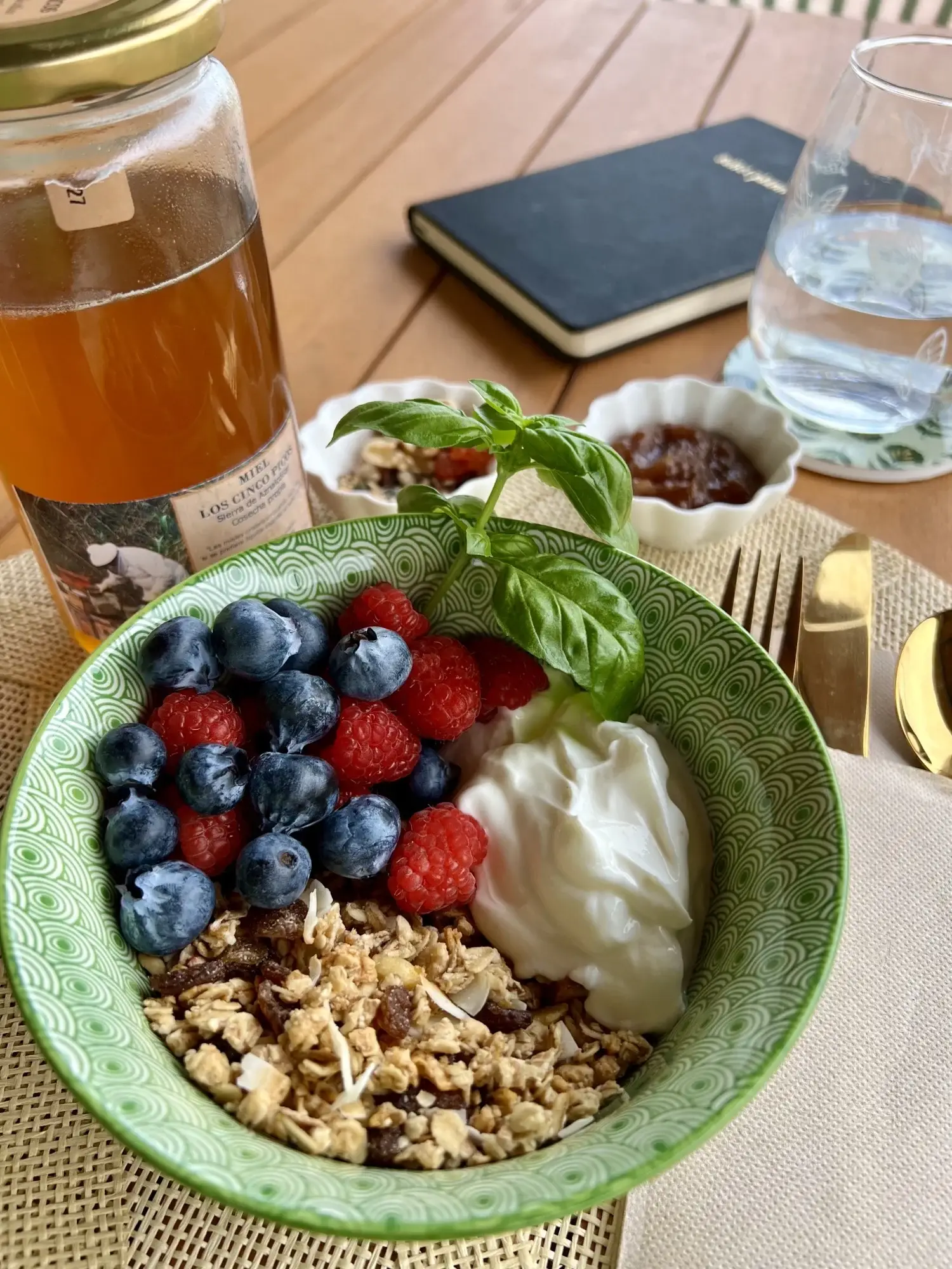 Extra bowl de yogurt natural con cereales y frutas del bosque